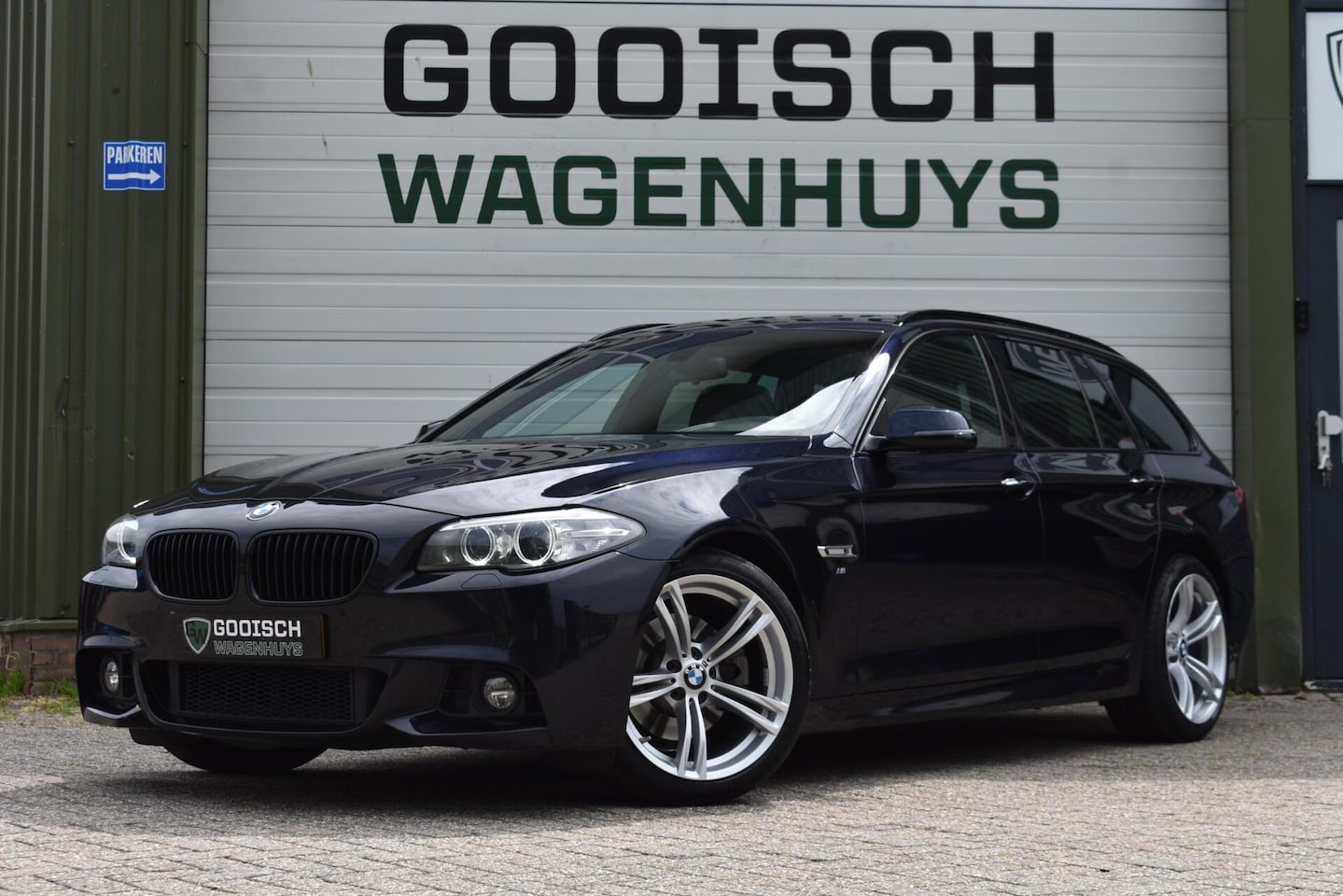 BMW 5-serie Touring - 520i High Executive | Pano | Trekhaak | Camera | - AutoWereld.nl