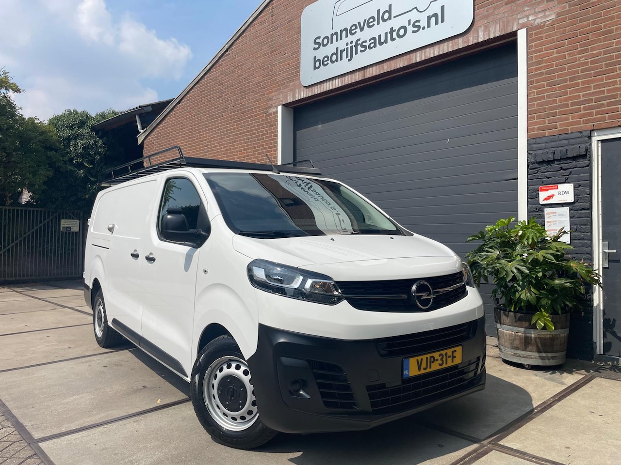 Opel Vivaro - 2.0 CDTI L2H1 Edition Imperiaal, trkh, sensoren Zeer lage kilometerstand - AutoWereld.nl