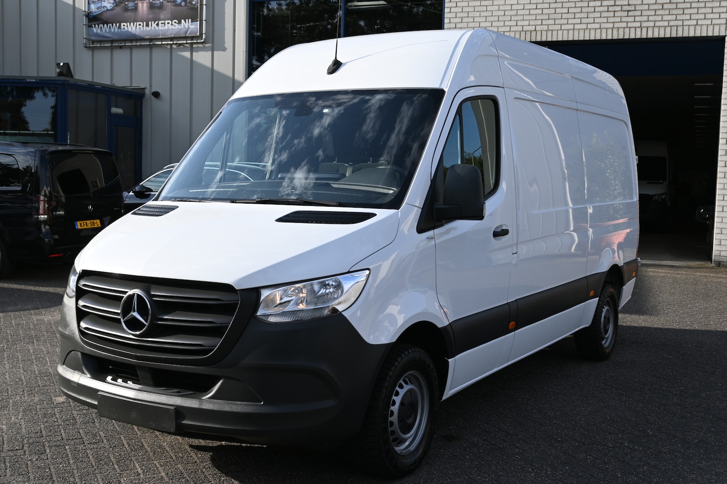 Mercedes-Benz Sprinter - 316 CDI L2H2 RWD 3500kg Trekhaak, MBUX met camera, Etc. - AutoWereld.nl