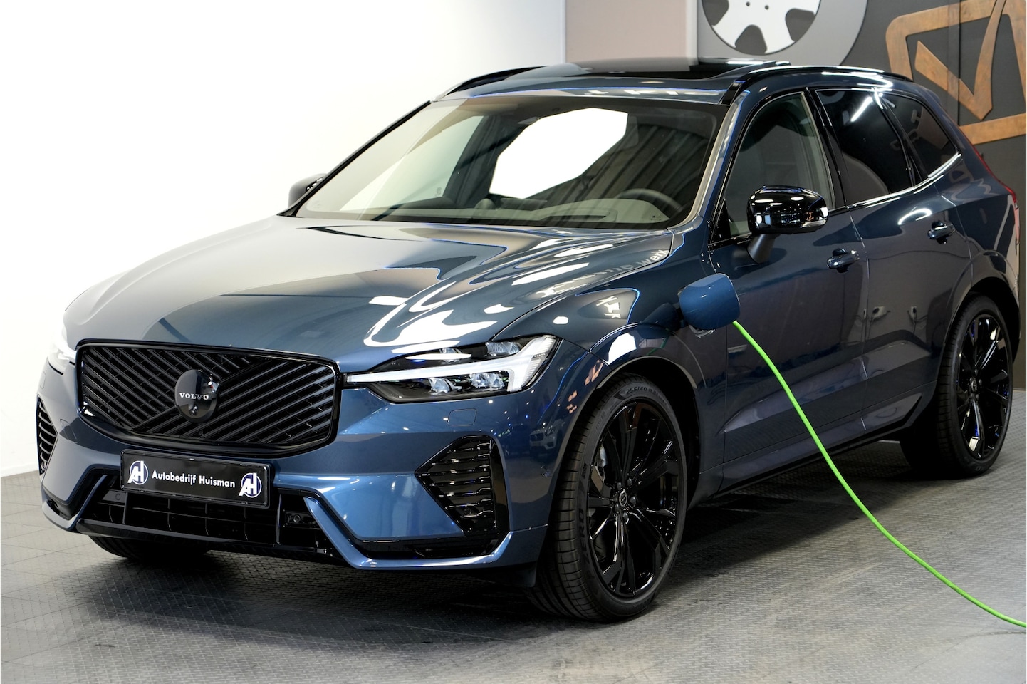 Volvo XC60 - 2.0 T8 AWD 299kW/407pk Aut8 MJ2027, NIEUW €82.945! Plug-in Ultra Black Exec. LUCHTVERING + - AutoWereld.nl