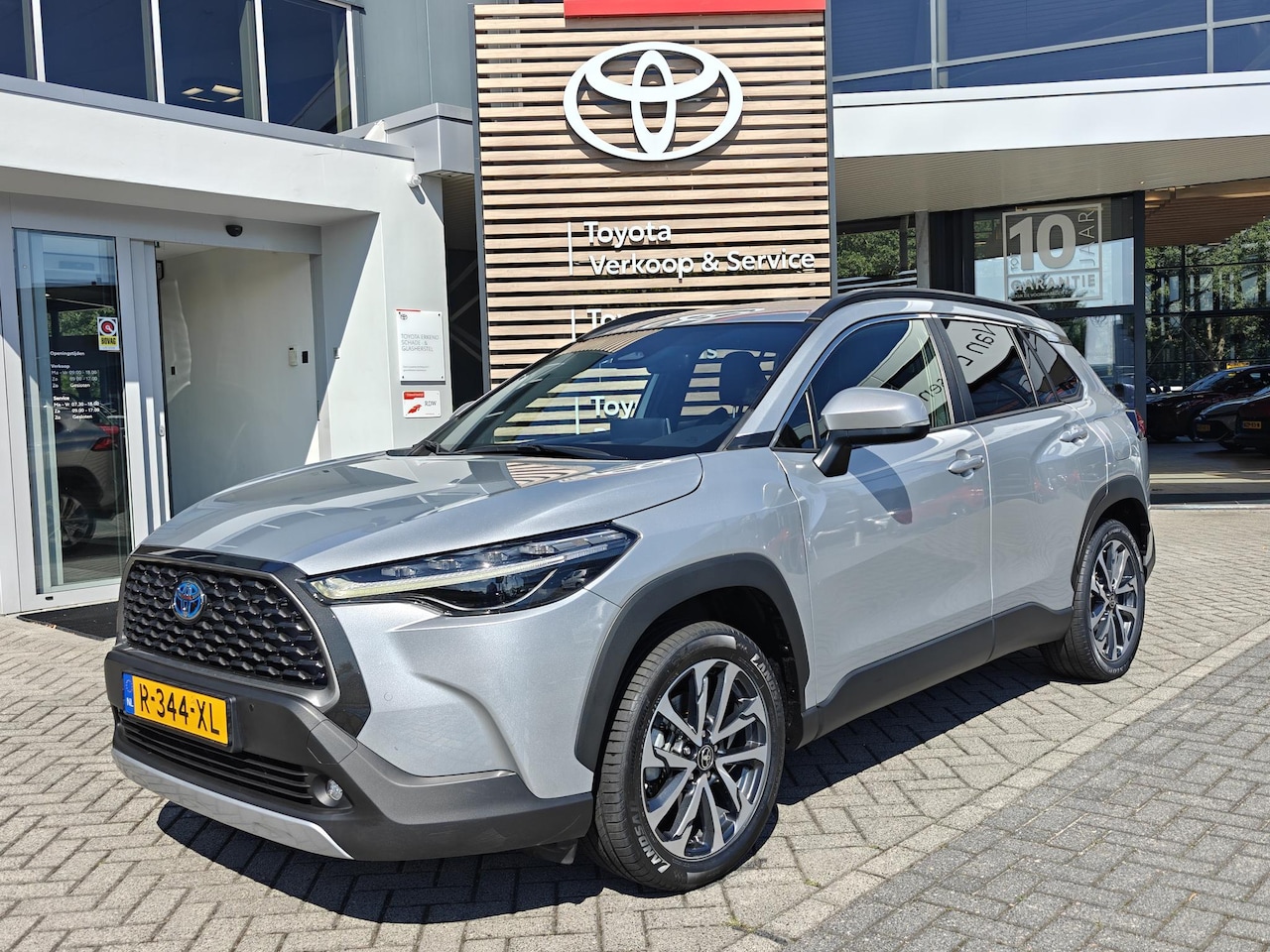 Toyota Corolla Cross - 2.0 High Power Hybrid First Edition BLIND-SPOT EL-ACHTERKLEP LM-VELGEN KEYLESS PARK-SENSOR - AutoWereld.nl