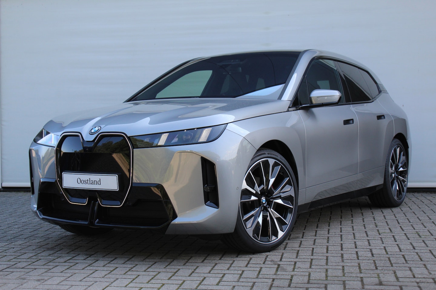 BMW iX - xDrive45 M Sport / Trekhaak / Panoramadak Sky Lounge / Comfort Access / Soft-Close / Bower - AutoWereld.nl