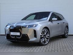 BMW iX - xDrive45 M Sport / Trekhaak / Panoramadak Sky Lounge / Comfort Access / Soft-Close / Bower