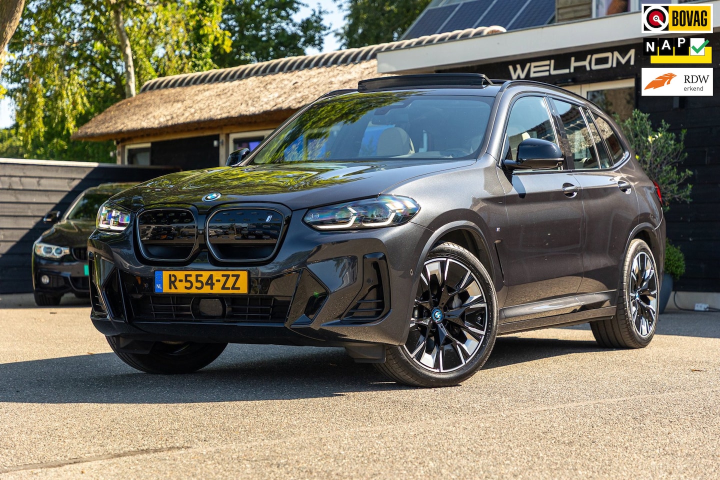 BMW iX3 - High Executive 80 kWh Soh 99% I M Pakket I Panoramadak I Trekhaak I Harman Kardon I Adapti - AutoWereld.nl