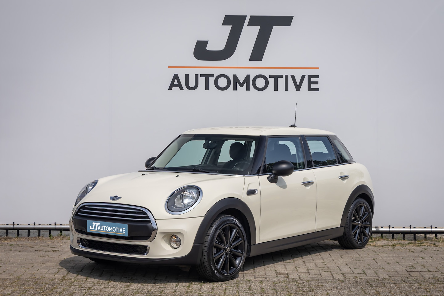 MINI One - 1.2 One Business 5deurs nlauto digitaal scherm | pdc | cruise control | navigatie | sfeer - AutoWereld.nl