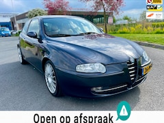 Alfa Romeo 147 - 1.6 T.Spark Lusso, Airco, Carplay, Cam, Leder, Lmv, Spoiler, Cruise, Geen import, Nap, Uni