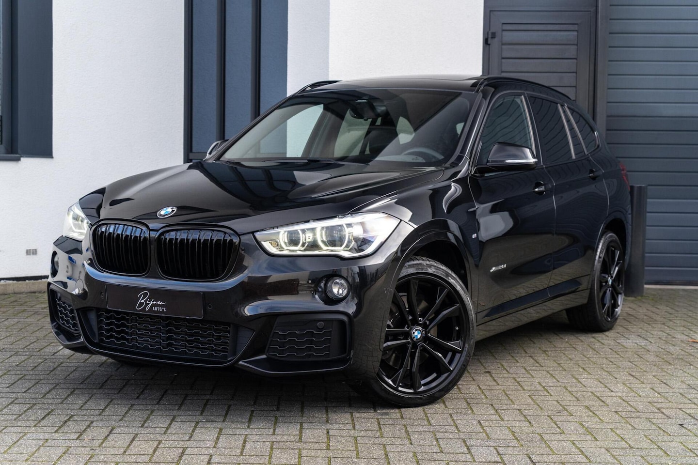 BMW X1 - xDrive20i M-SPORT 192 PK PANO / HUD / CAMERA - AutoWereld.nl