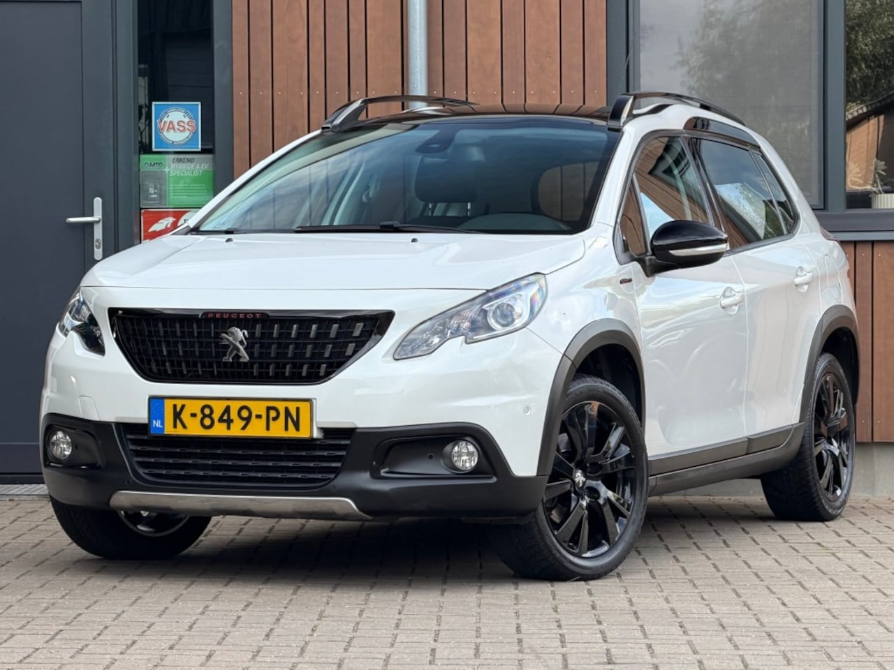 Peugeot 2008 - 1.2 PURETECH GT-LINE pano Carplay Trekhaak - AutoWereld.nl