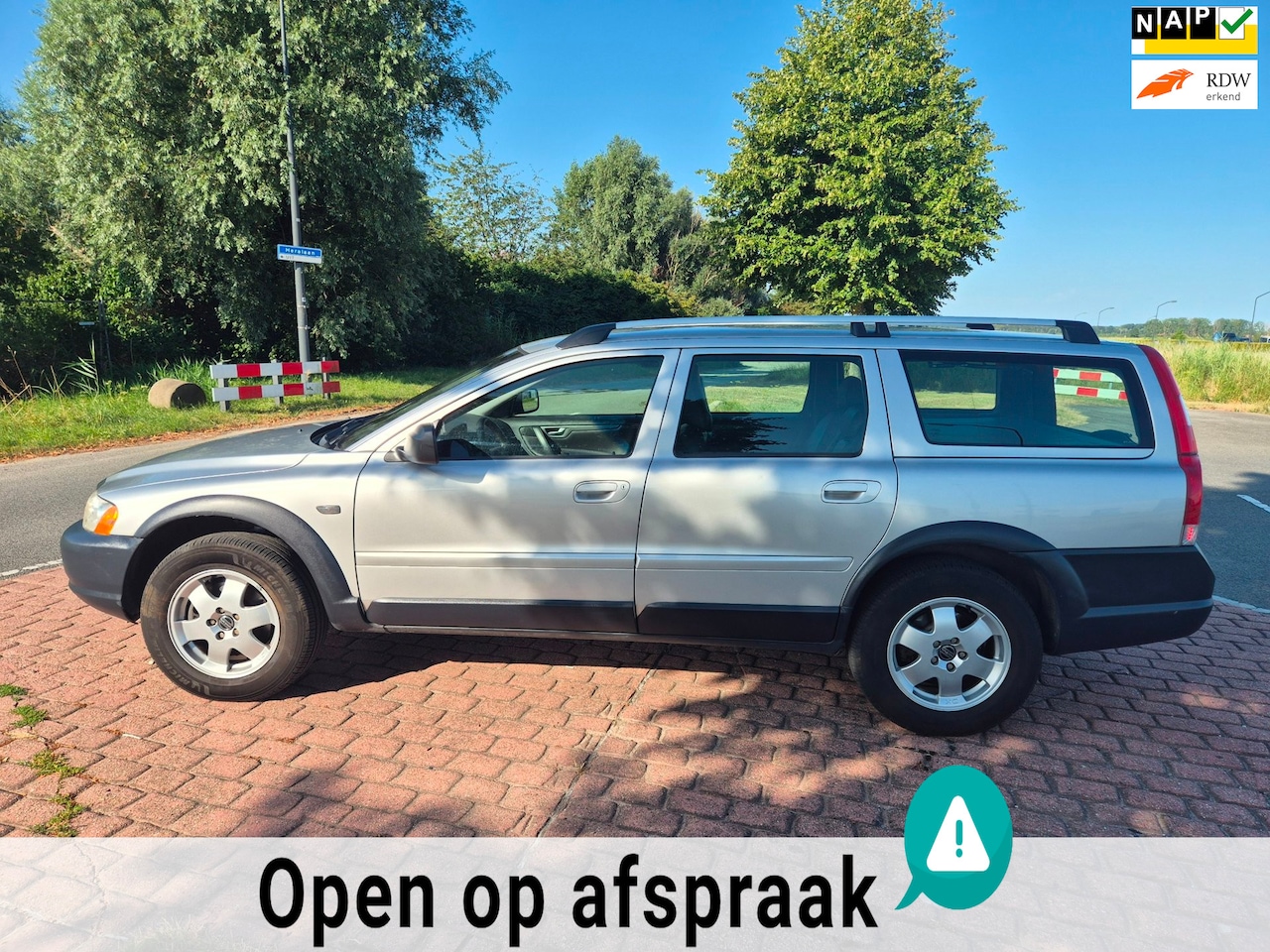 Volvo XC70 - 2.5 T Momentum / APK 19-09-27 - AutoWereld.nl