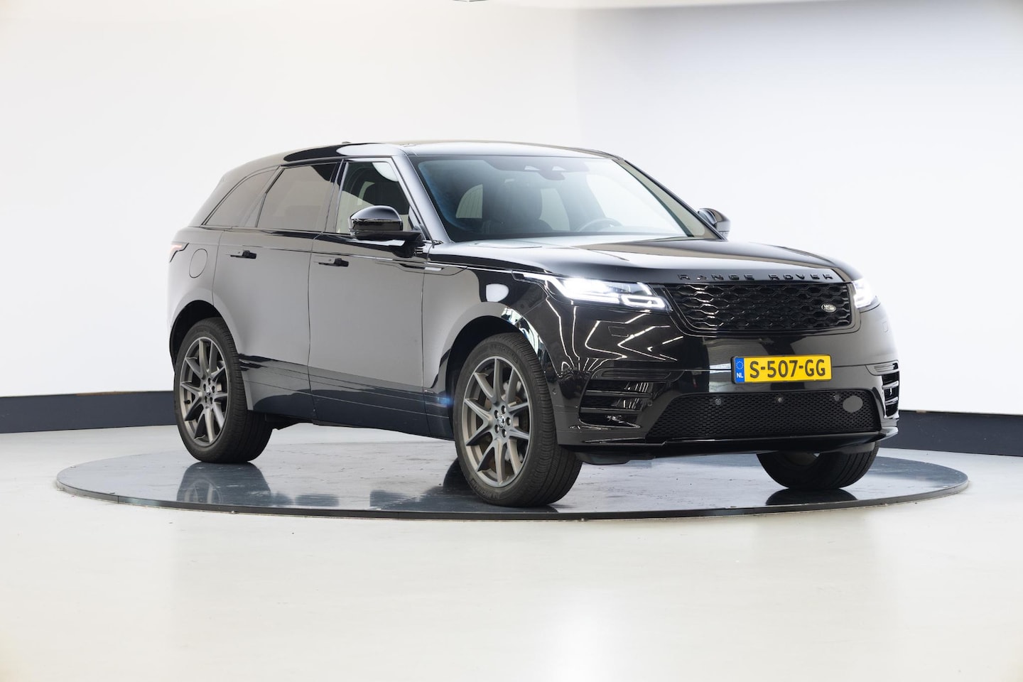 Land Rover Range Rover Velar - 2.0 P400e R-Dynamic HSE | Panoramadak | 21 Inch | 360 Camera | - AutoWereld.nl
