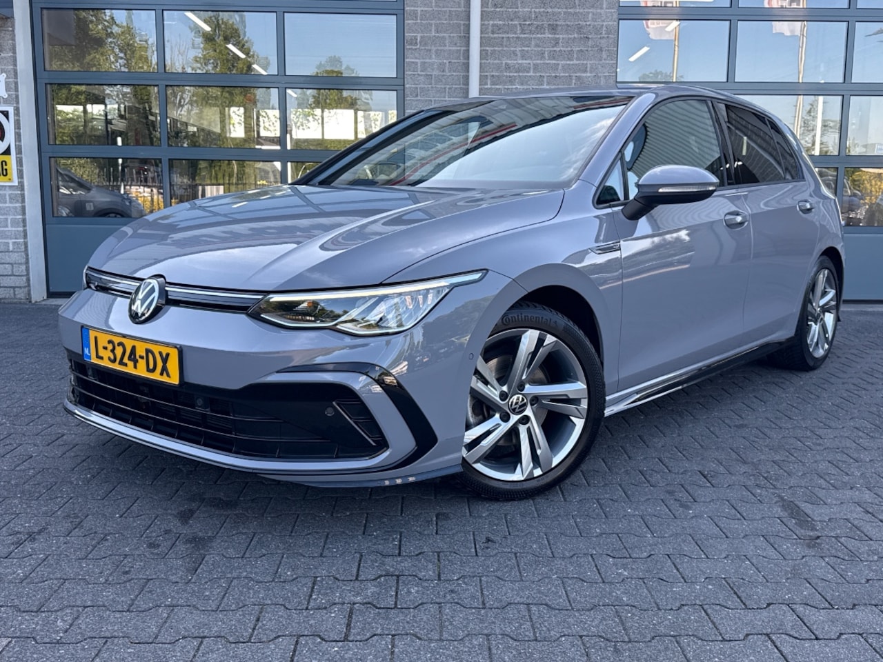 Volkswagen Golf - 1.5 eTSI R-Line|1E EIGENAAR|DEALER ONDERHOUDEN| - AutoWereld.nl