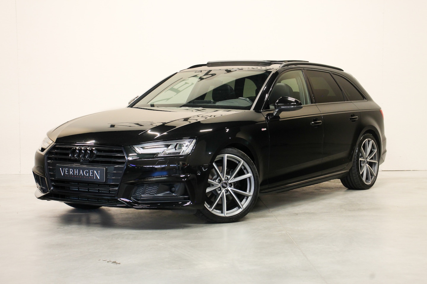 Audi A4 Avant - 2.0 TFSI Sport S line Black Edition Pano Head up Trekhaak - AutoWereld.nl