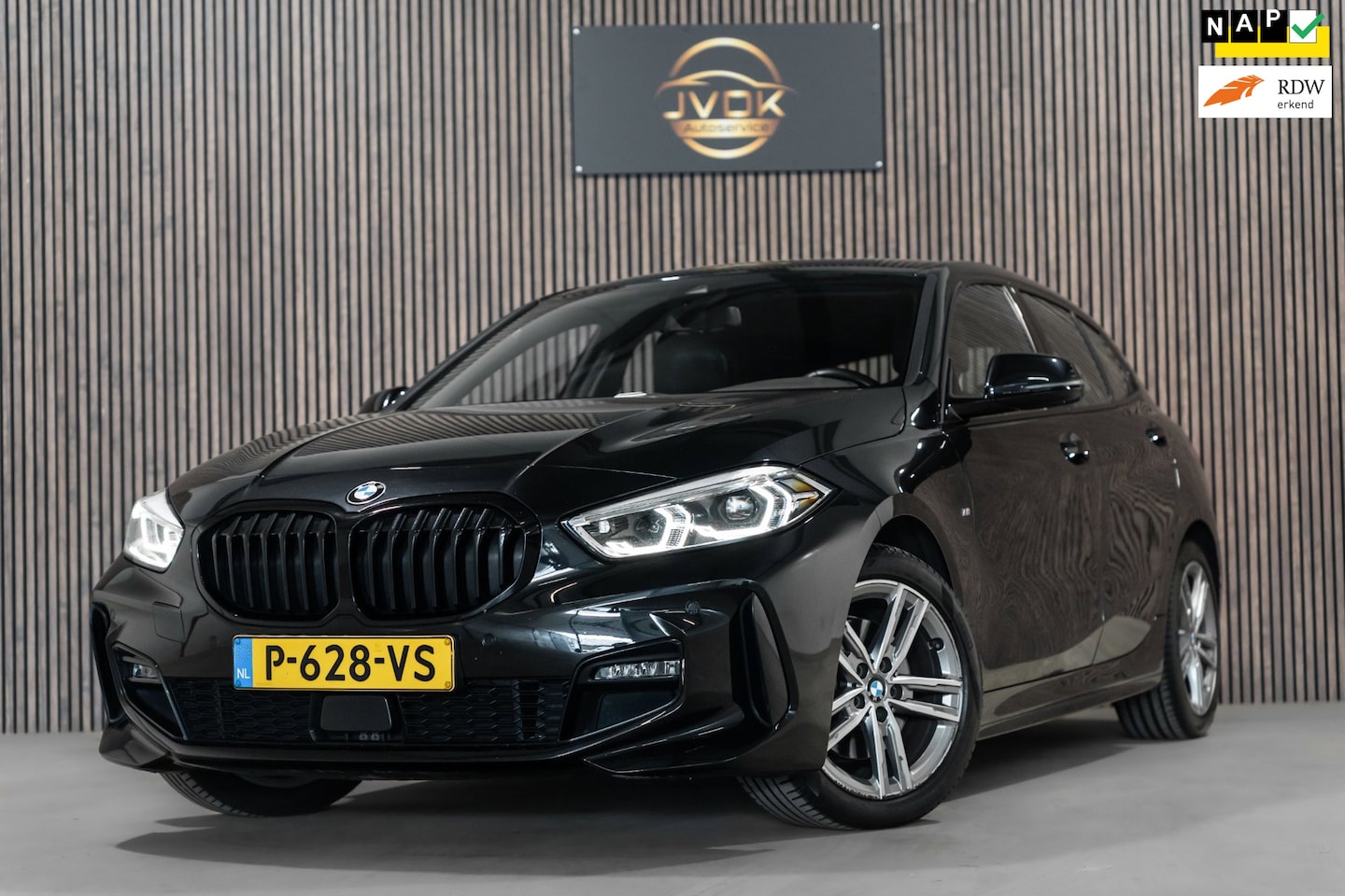 BMW 1-serie - 118i Automaat M Pakket LED NAVI Sfeer Verlichting - AutoWereld.nl