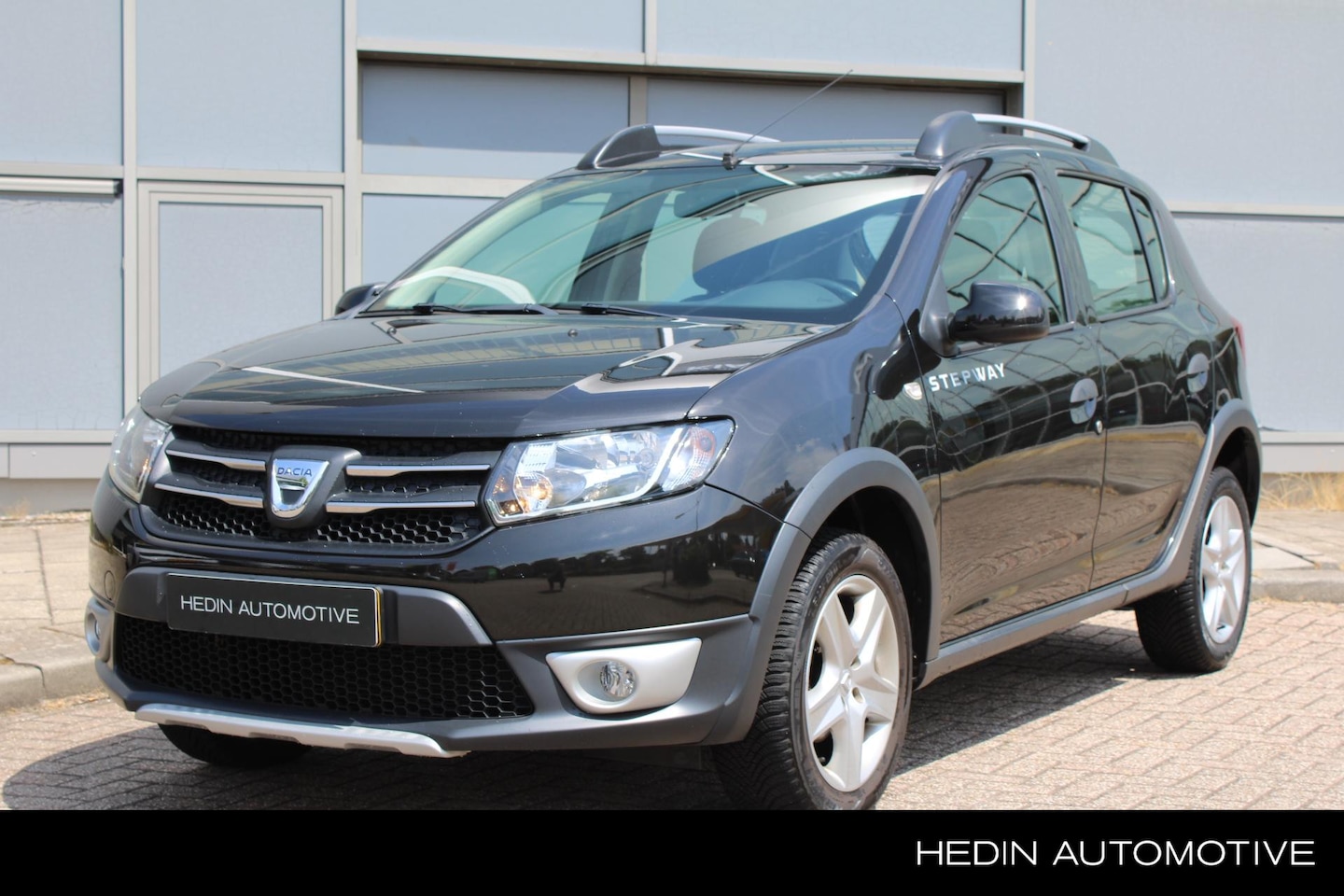 Dacia Sandero Stepway - 0.9 TCe Lauréate | Trekhaak | Navigatie | Cruise Control | Airco | All Season Banden | PDC - AutoWereld.nl