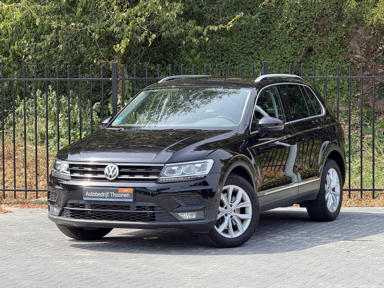 Volkswagen Tiguan - 2.0 TSI 4Motion Highline Business R | Trekhaak | Camera | Stoel & stuurverwarming - AutoWereld.nl