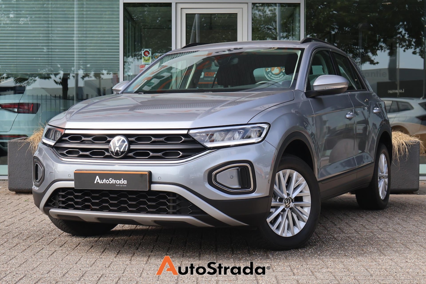 Volkswagen T-Roc - 1.0 TSI Life 110pk I Trekhaak | ACC | Navi I LED I Cruise I Carplay I Virtual | 1e eigenaa - AutoWereld.nl