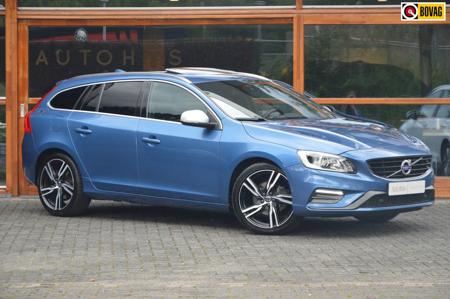 Volvo V60 - T4 R-Design | Panoramadak | Dealer Onderhouden | Camera | Stoelverwarming | Standkachel | - AutoWereld.nl