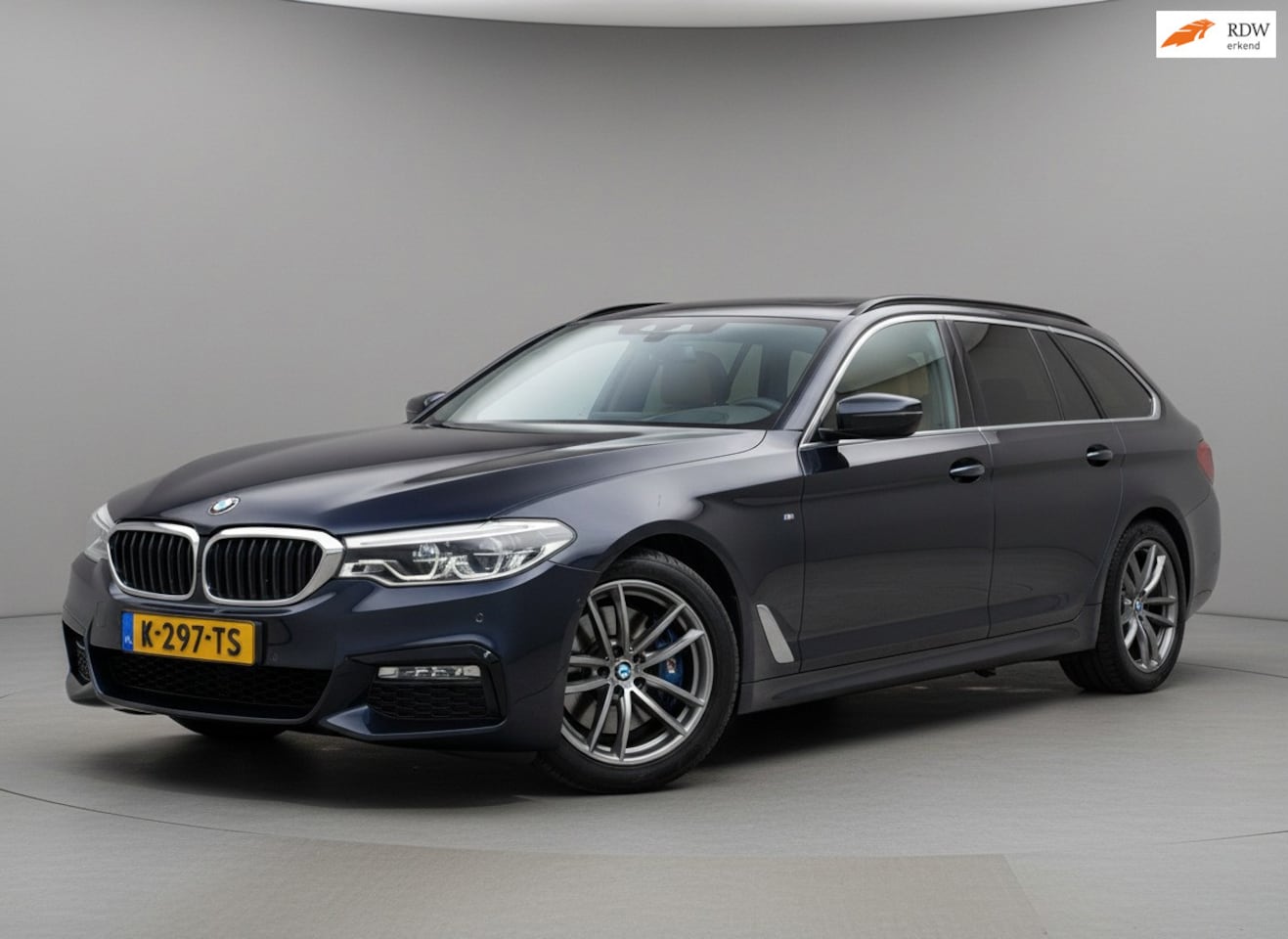 BMW 5-serie Touring - 530i High Executive|M-pakket|HUD|Memory|Trekhaak|Camera|Leder - AutoWereld.nl