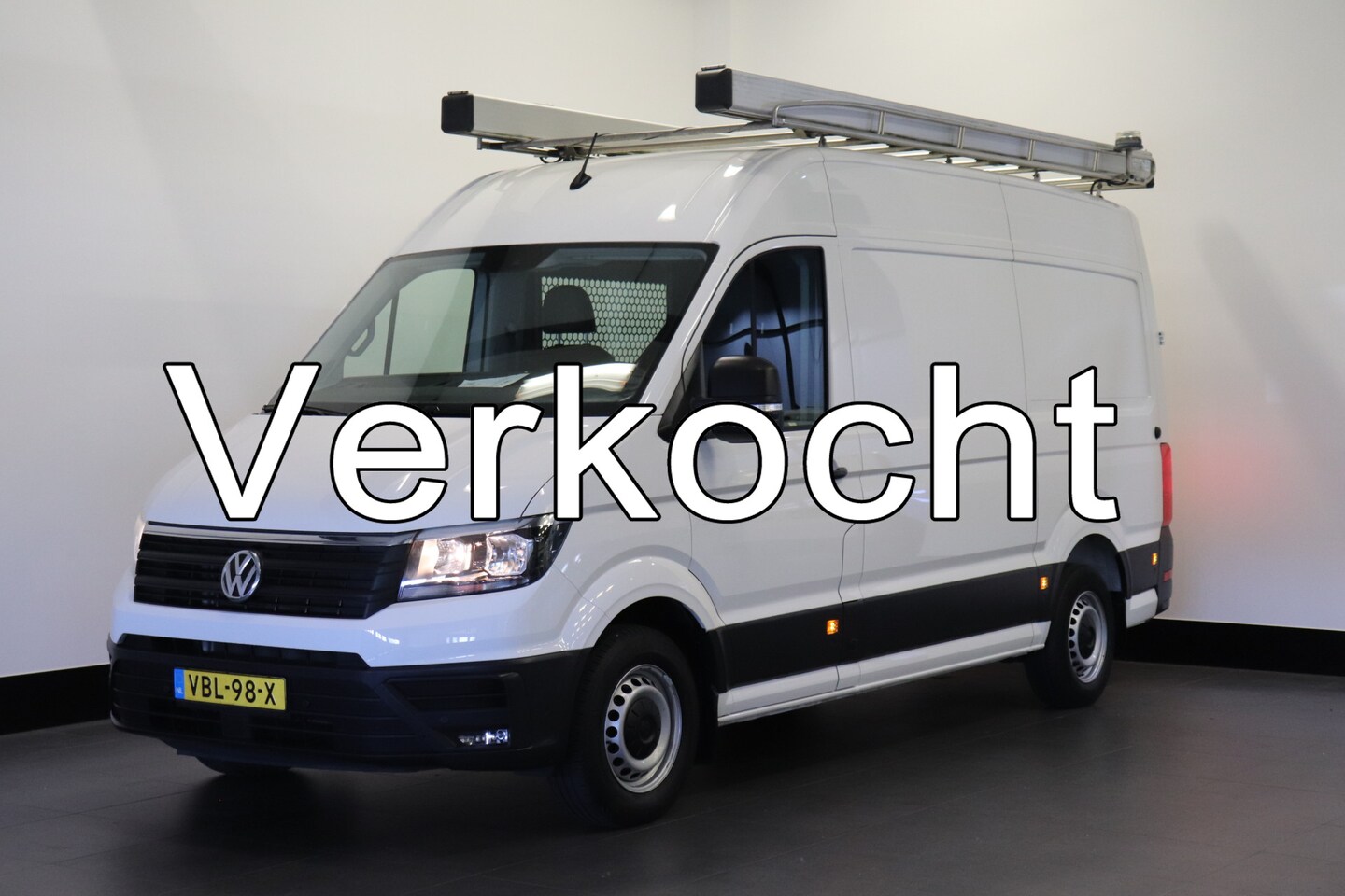 Volkswagen Crafter - 2.0 TDI L3H3 EURO 6 - A/C climate - Cruise - Camera - € 17.900,- Excl. - AutoWereld.nl