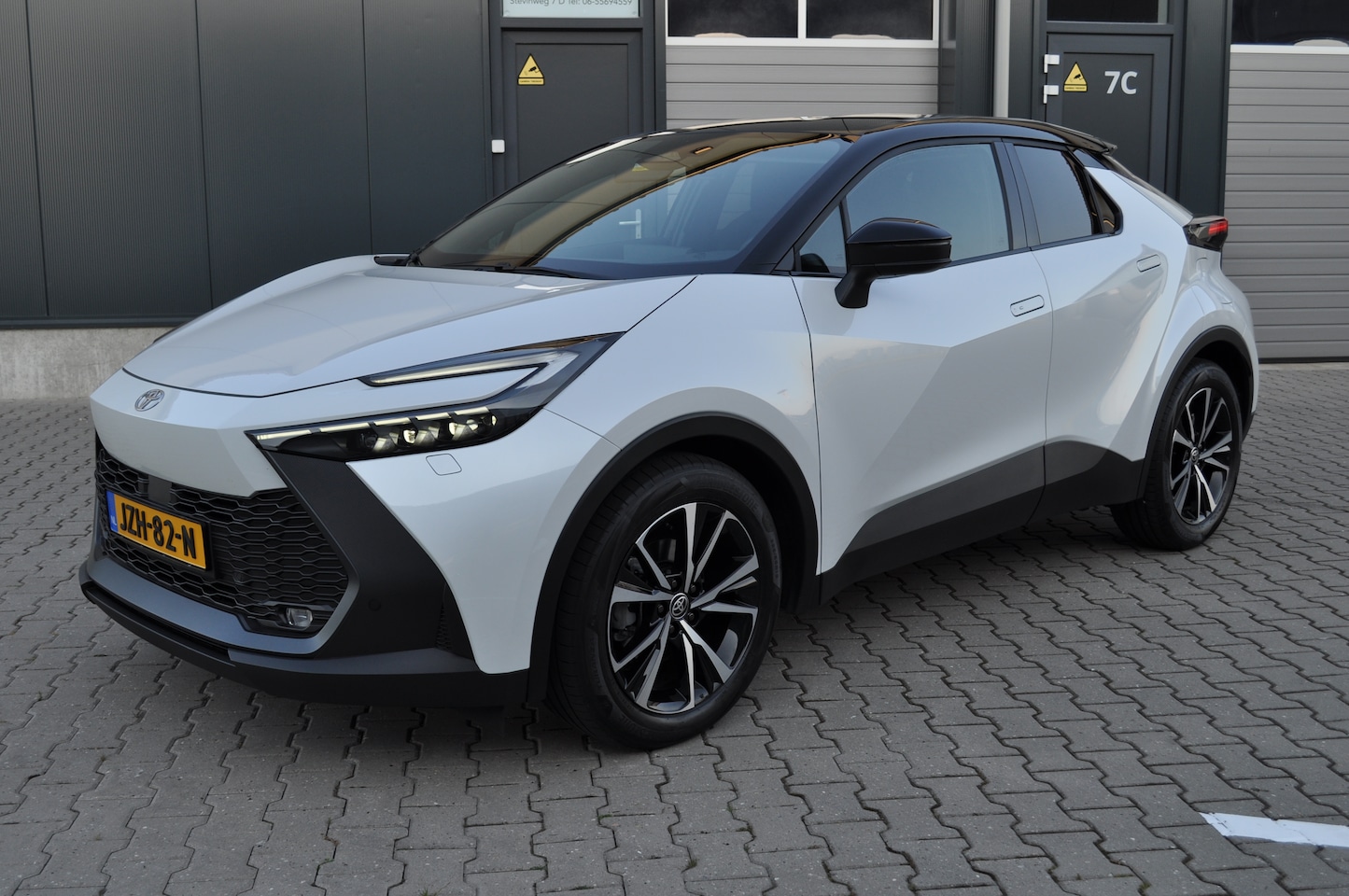 Toyota C-HR - 1.8 Hybrid First Edition Bi-Tone | garantie tot 12-2034 | Stoel- stuurwielverwarming | Apple/Android | Electr achte - AutoWereld.nl