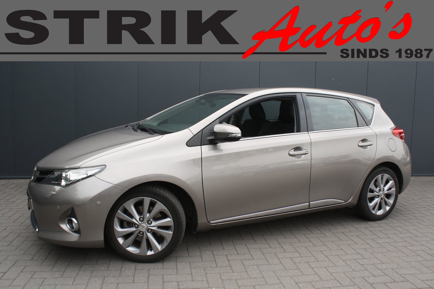 Toyota Auris - 1.8 Hybrid Executive - CAMERA - NAVIGATIE - PDC VOOR + ACHTER - AutoWereld.nl