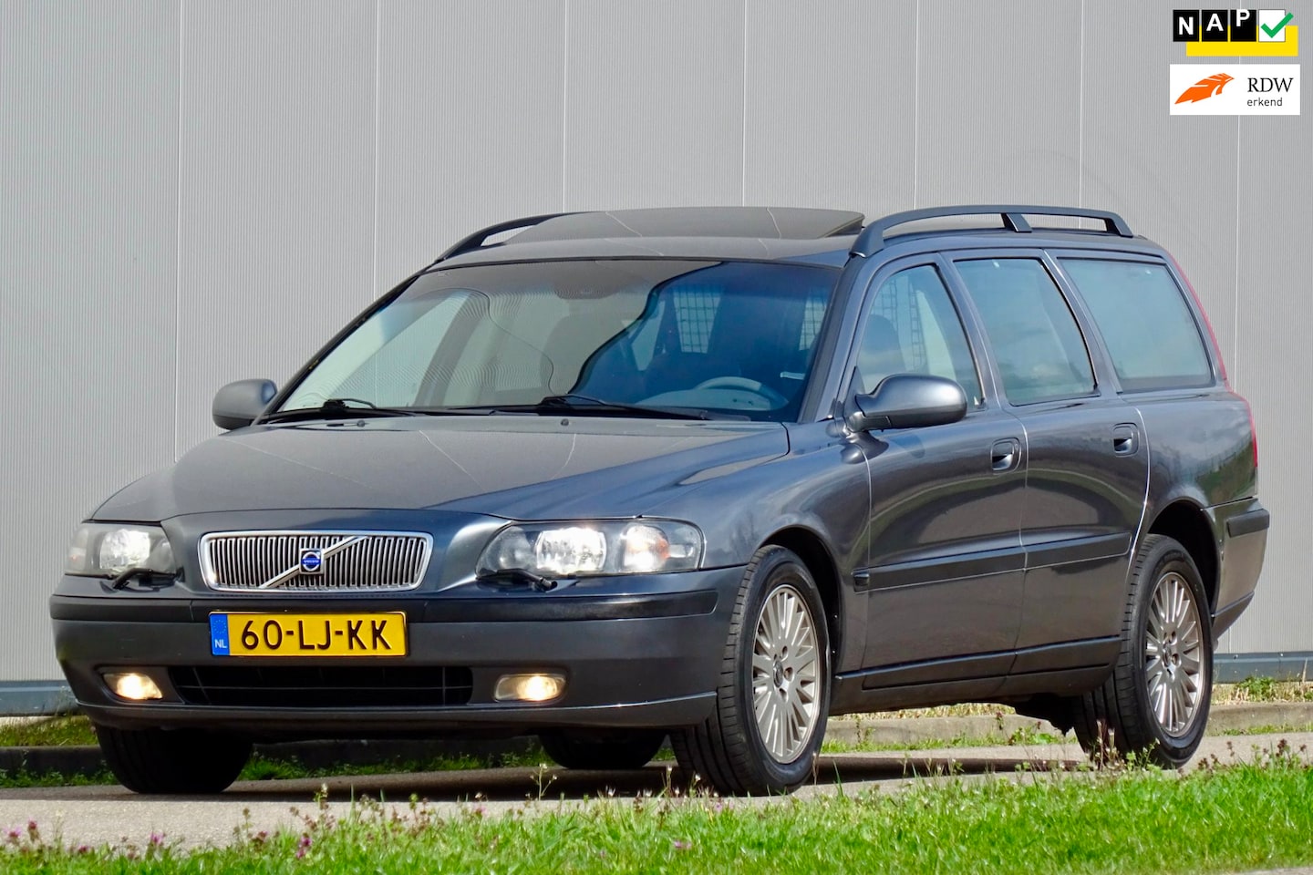 Volvo V70 - 2.5 T AWD AUT Titanium 2.5t | 7 Zitter | DAK | NL - AutoWereld.nl