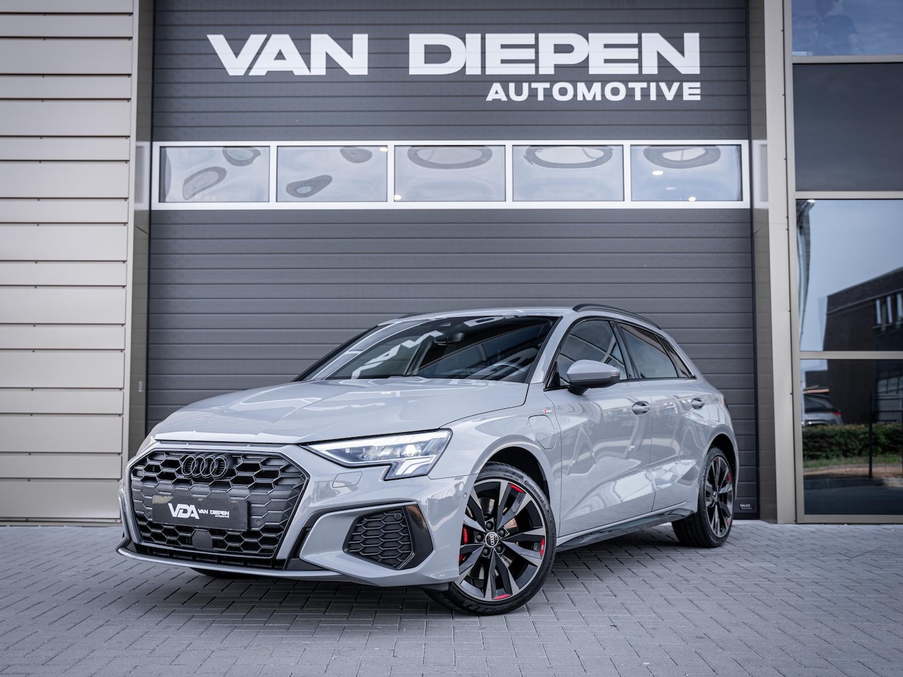 Audi A3 Sportback - 45 TFSI e S edition Competition 3x S-Line - Nardo Grey! l RS Seat l HUD l ACC - AutoWereld.nl