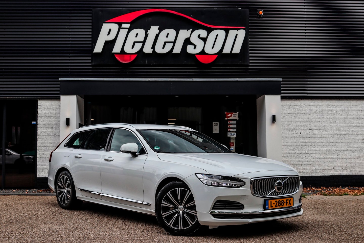 Volvo V90 - 2.0 T6 AWD NAP BTW DEALER OH 1E EIGENAAR LEDER ACC - AutoWereld.nl