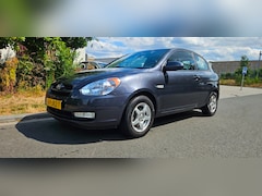 Hyundai Accent - 1.4i Dynamic Joy .stuur bekrachtiging werkt niet