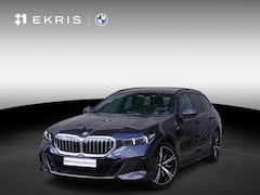 BMW 5-serie Touring - 520i M Sportpakket | 20 inch LM M Sterspaak | Driving Assistant Plus | Harman-Kardon sound