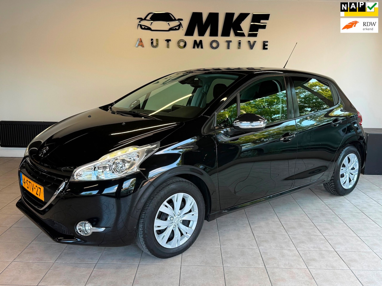 Peugeot 208 - 1.2 VTi Oxygo 5D 2013 Zwart Airco/Carplay/LMV! - AutoWereld.nl