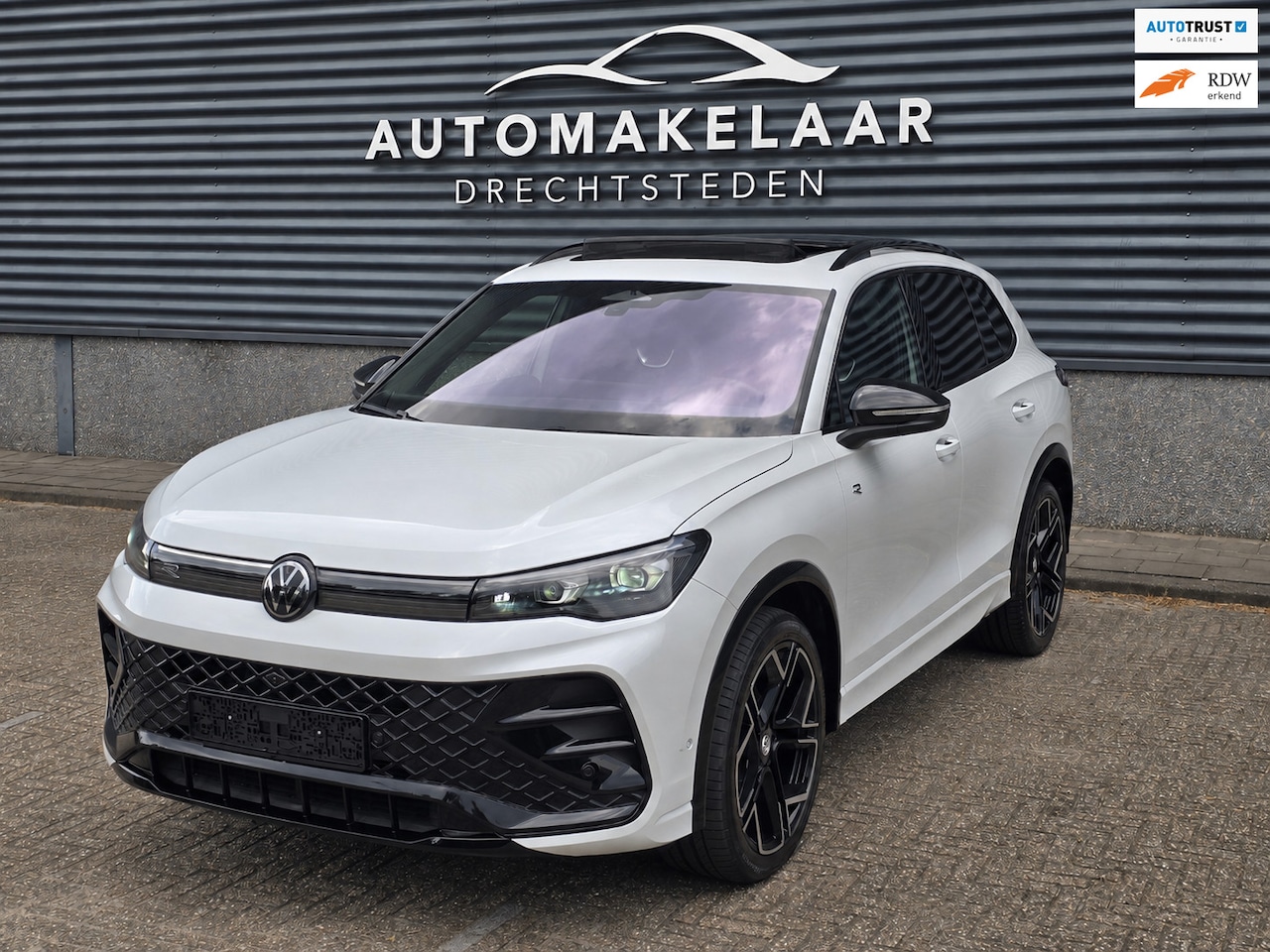 Volkswagen Tiguan - 1.5 eTSI R-Line Business Full/ Pano/Trekhaak/Keyless/Grote scherm/Full - AutoWereld.nl