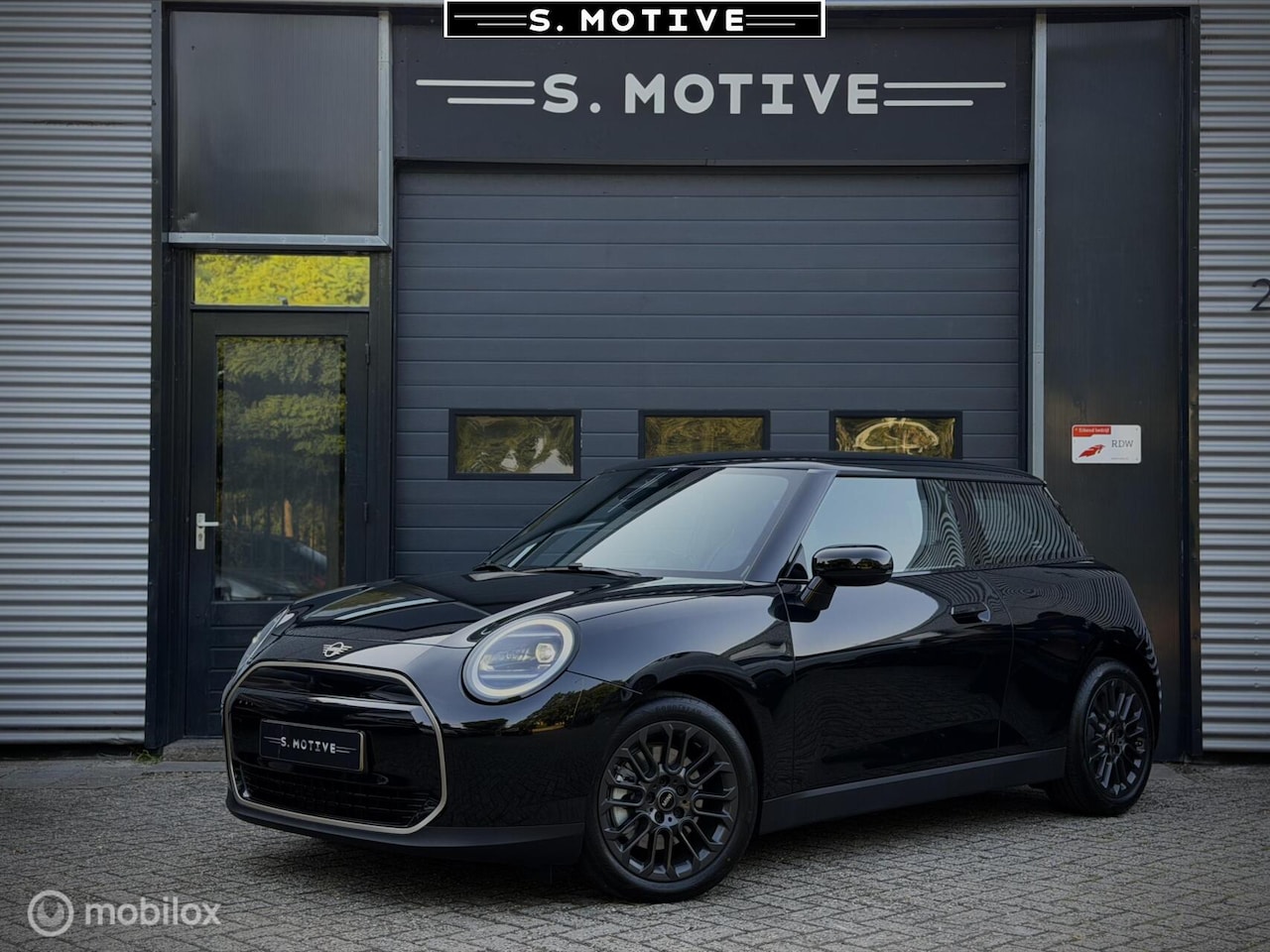 MINI 3-Deurs - Cooper E Favoured M 40.7 kWh Nieuw! Fabriek Garantie!! - AutoWereld.nl