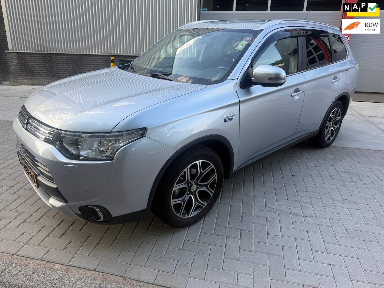 Mitsubishi Outlander - 2.0 PHEV Executive Edition 2.0 PHEV Executive Edition - AutoWereld.nl