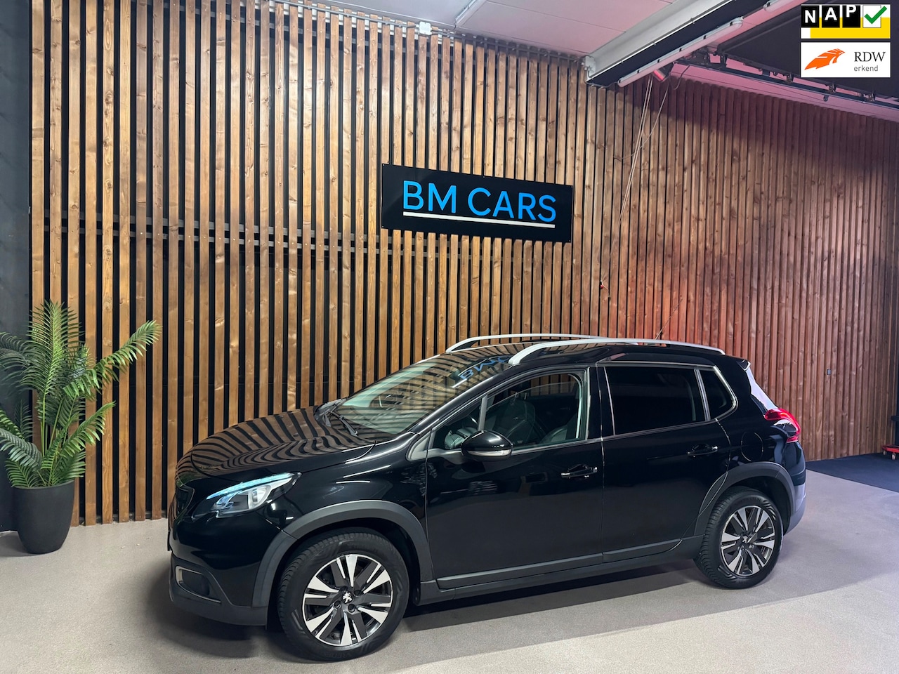 Peugeot 2008 - 1.2 PureTech Allure Clima,Navi,Panodak - AutoWereld.nl