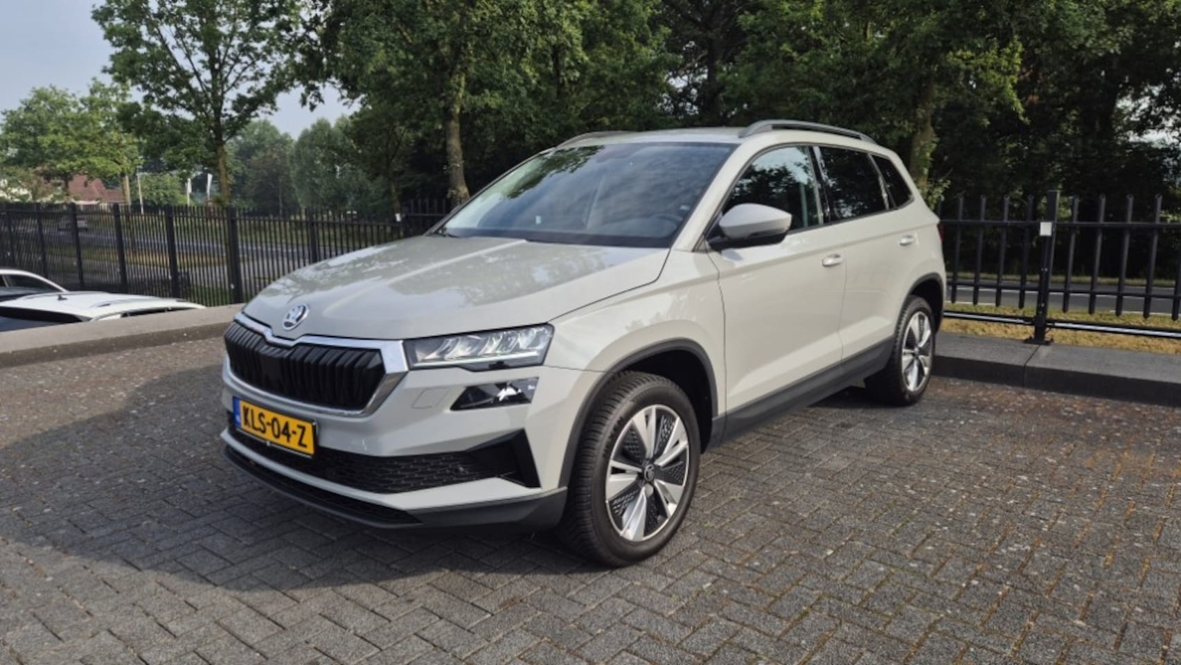 Skoda Karoq - 1.5 TSI ACT Business Edition | PDC | Camera | Virtual | Stoelverw. | LED | App Conn. | Lic - AutoWereld.nl