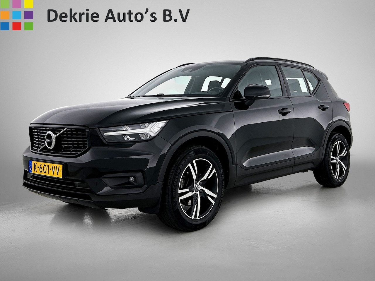 Volvo XC40 - 1.5 T2 130PK R-Design / Trekhaak / 1/2 Leder / Airco-ecc./ Navigatie / Stoelverwarming / P - AutoWereld.nl