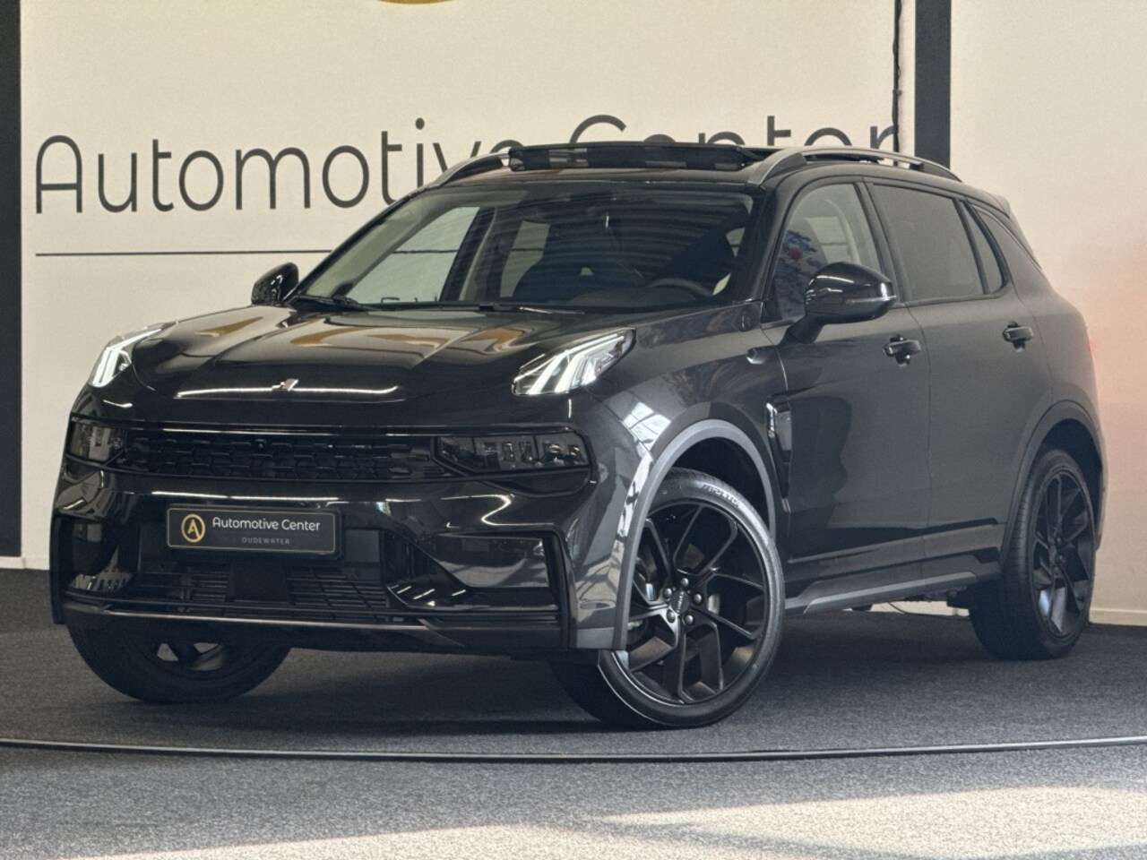 Lynk & Co 01 - 1.5 PHEV | BLACK ON BLACK | 6,6 KWH | MY22 | PANO | 360 CAMERA | ACC | NAVI | KEY - AutoWereld.nl
