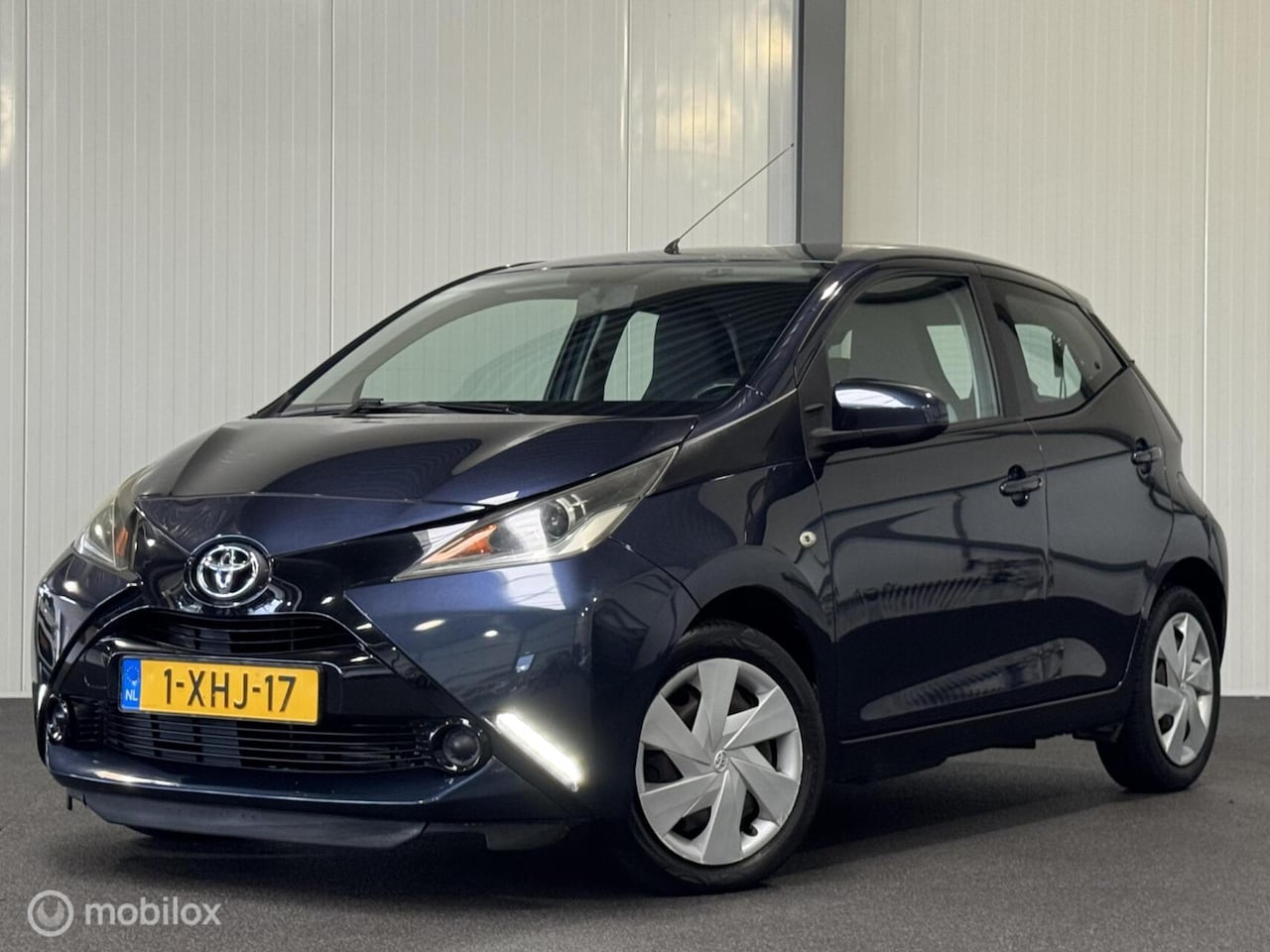 Toyota Aygo - 1.0 VVT-i x-play 5-drs [ NAP 1e eig. airco multimedia ] - AutoWereld.nl