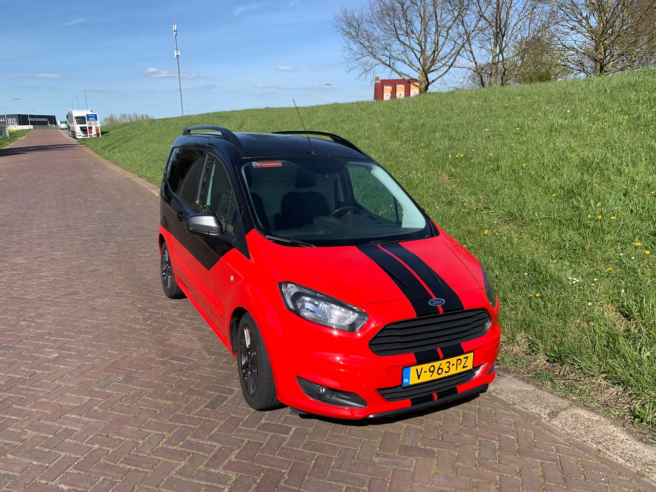 Ford Transit Courier - 1.5 TDCI Sport - AutoWereld.nl