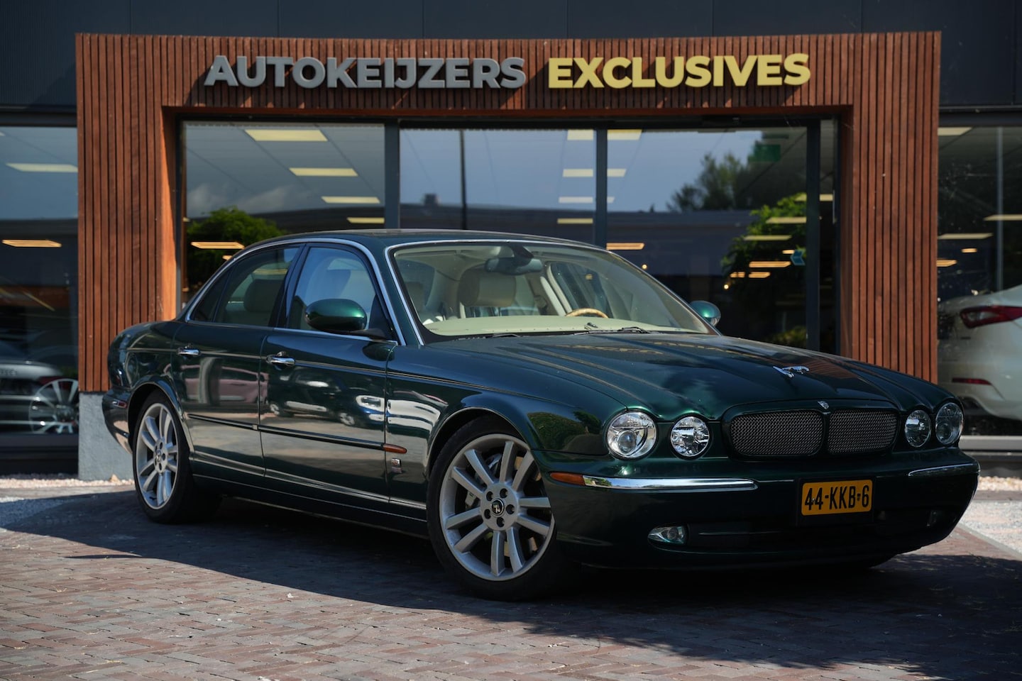 Jaguar XJR - 4.2 V8 S/C Youngtimer Schuifdak Leer Navi Stoelverw. - AutoWereld.nl