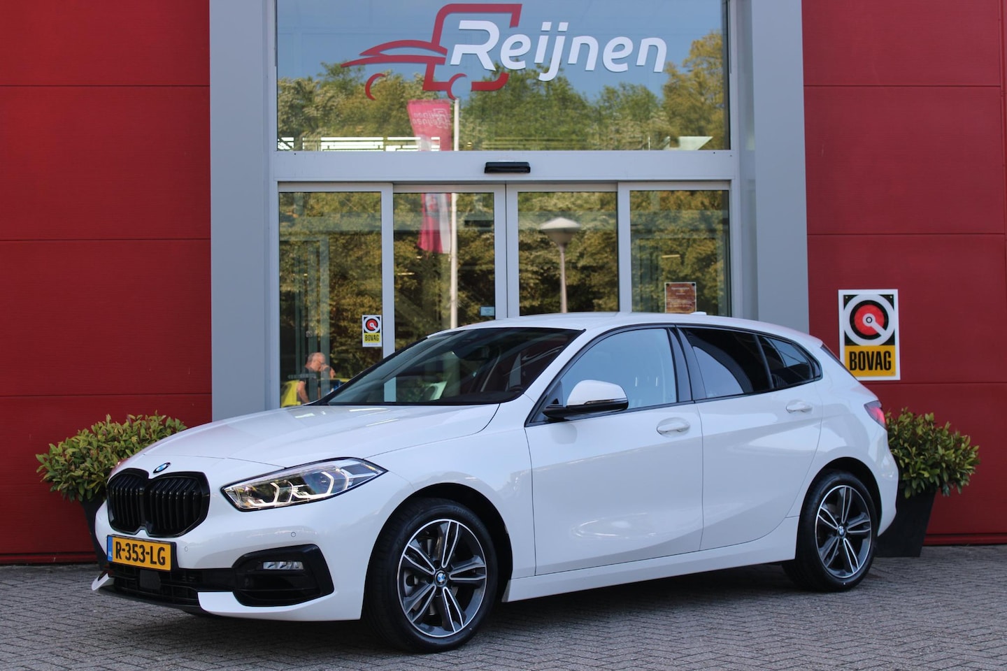 BMW 1-serie - 116i AUTOMAAT HIGH EXECUTIVE | DRAADLOZE APPLE CARPLAY/ANDROID AUTO | NAVIGATIE | PARKEERS - AutoWereld.nl