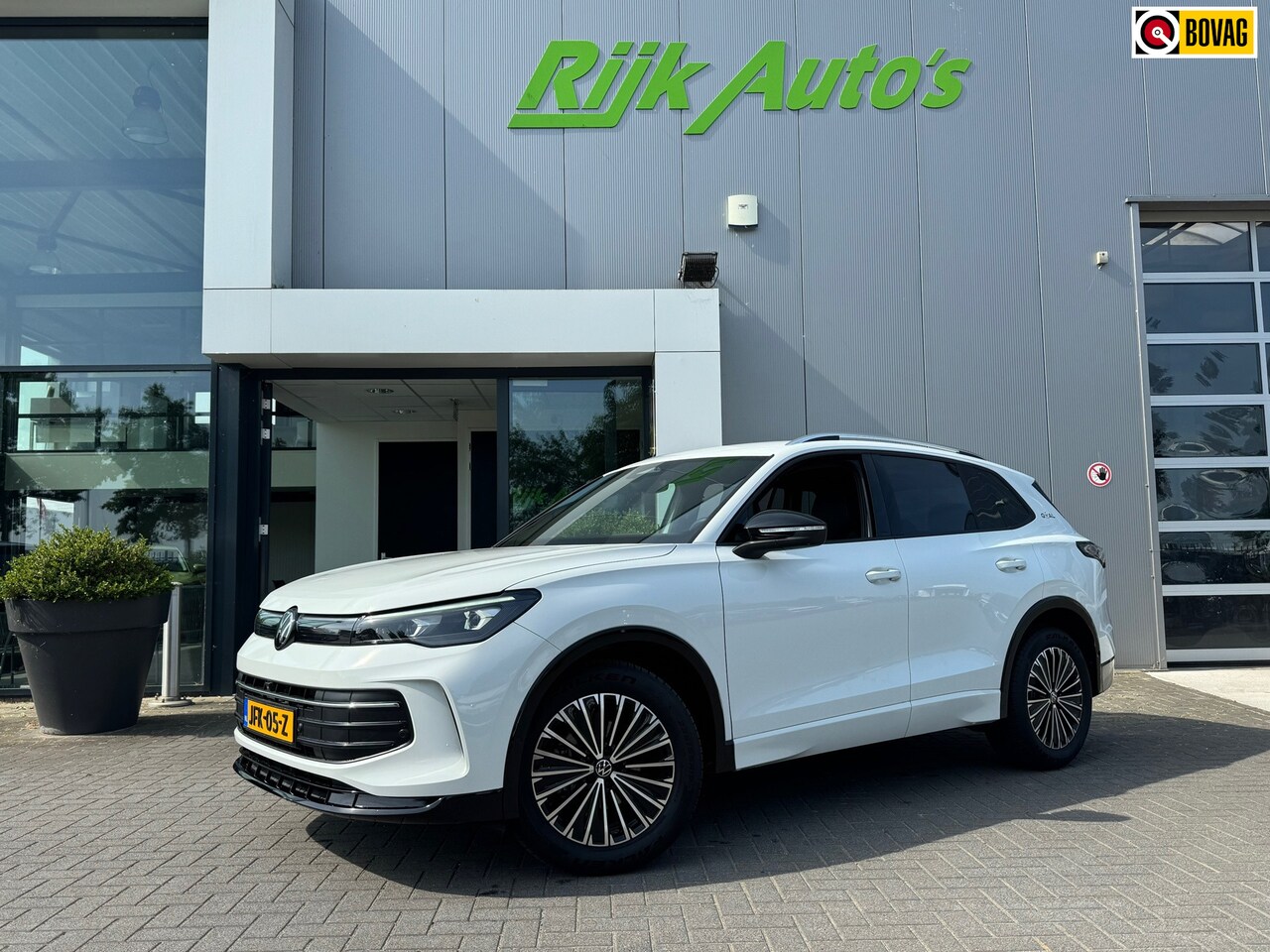 Volkswagen Tiguan - 1.5 TSI Goal * ACC * 360 Camera * Trekhaak * Lane + Side Assist - AutoWereld.nl