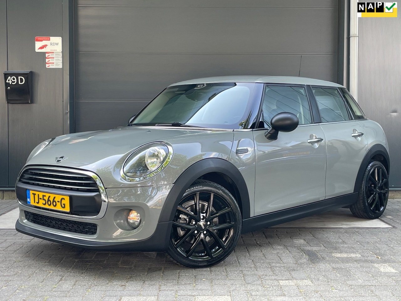 MINI 5-Deurs - 1.5 One First NAP CARPLAY CRUISE NAVI AIRCO PDC START KNOP - AutoWereld.nl
