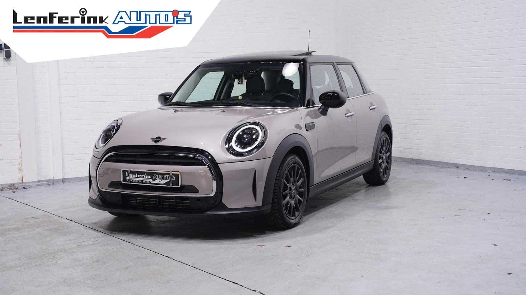 MINI 5-Deurs - 1.5 Cooper Business Edition 2e Eig. NAP Clima Navi Panodak PDC achter Apple-carplay bleuto - AutoWereld.nl
