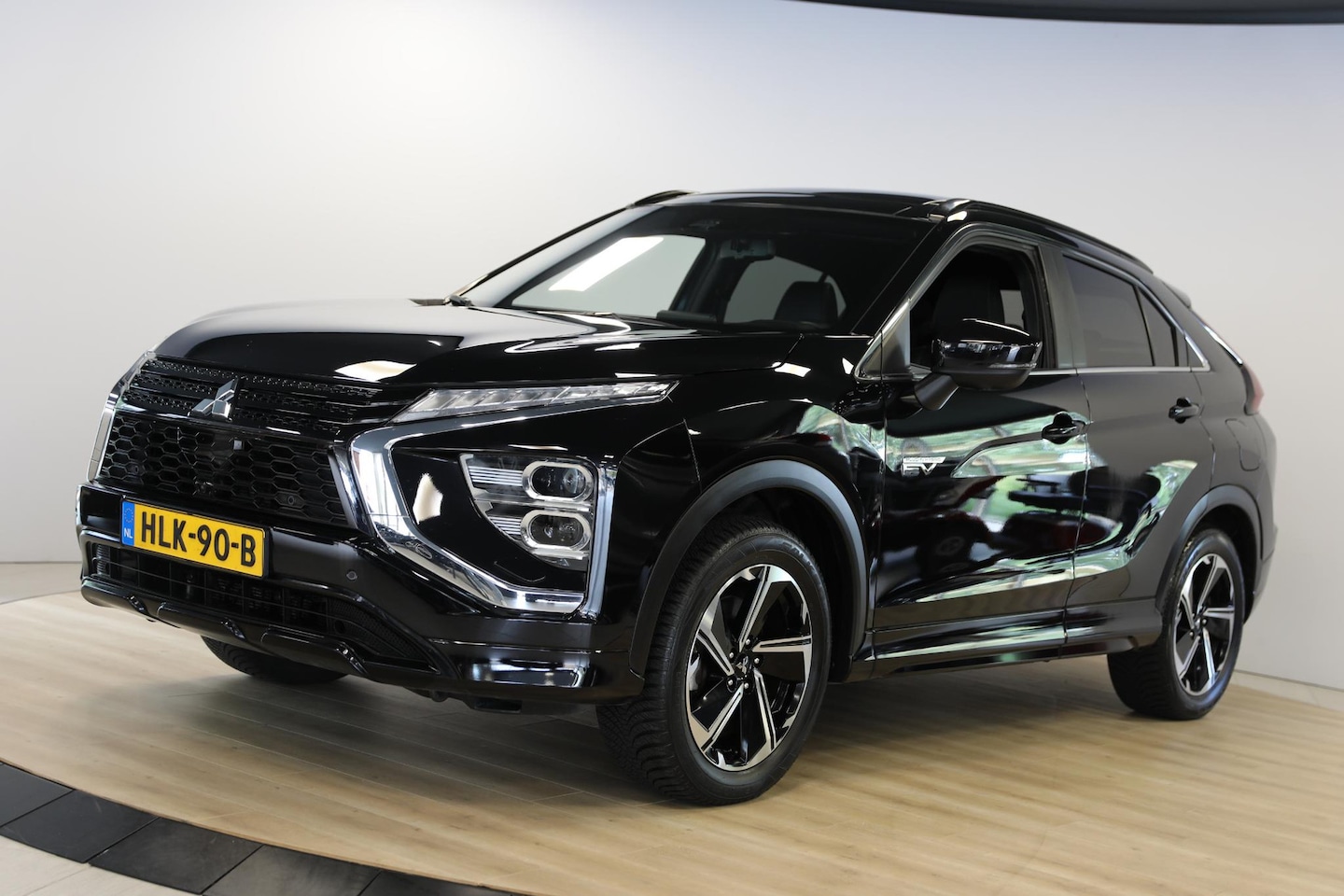 Mitsubishi Eclipse Cross - 2.4 PHEV Instyle | Schuif- kanteldak | Trekhaak | Leer - AutoWereld.nl