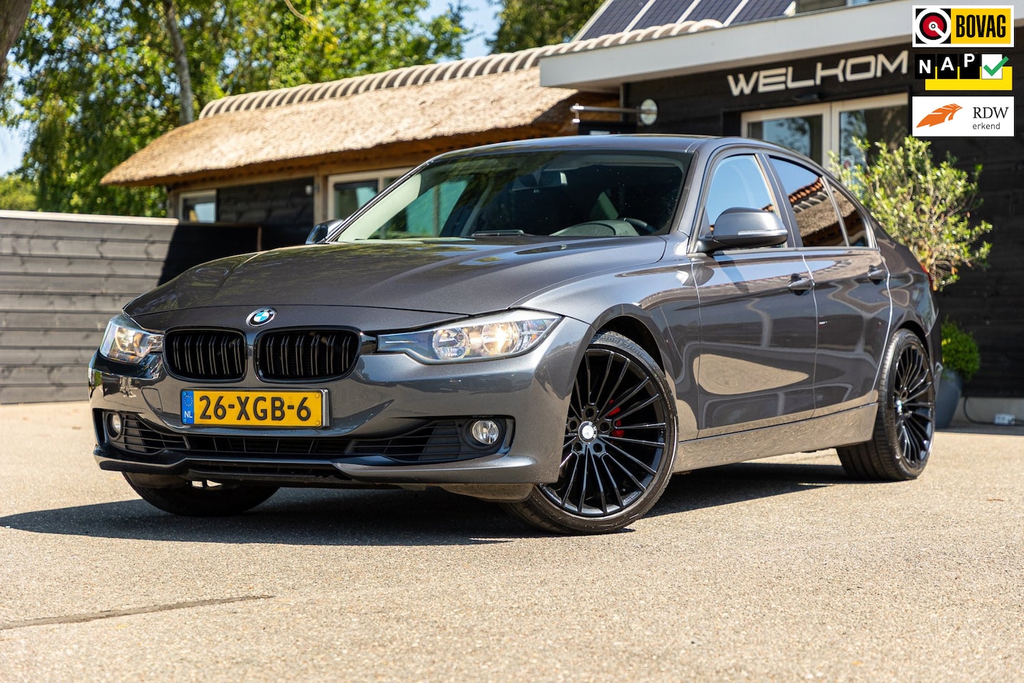 BMW 3-serie - 320i Executive Automaat I 19 Inch I Cruise I Airco I Parkeersensoren I Bluetooth I Navigat - AutoWereld.nl