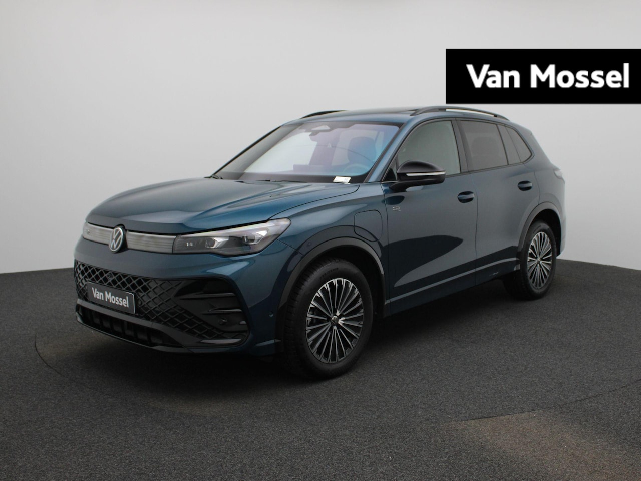 Volkswagen Tiguan - 1.5 eHybrid R-Line Edition 272 PK| Panoramadak | Navigatie Groot | 360 Camera | Trekhaak | - AutoWereld.nl