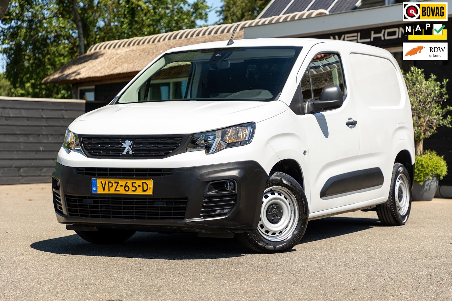 Peugeot Partner - 1.2 PureTech 110 PK Premium Airco I Parkeersensoren I CarPlay I Android I Cruise I Navigat - AutoWereld.nl