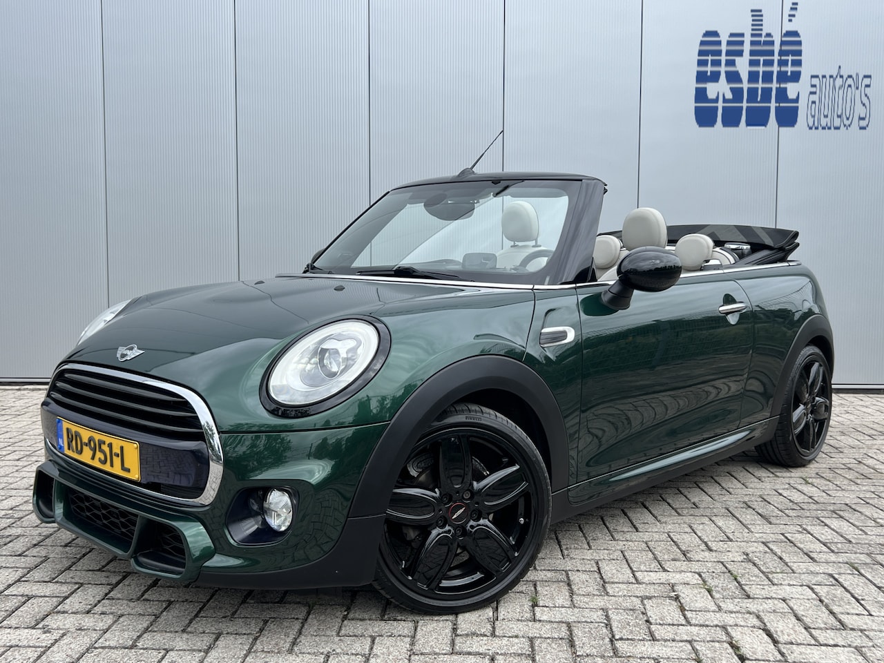 MINI Cabrio - 1.5 Cooper 136 pk Automaat JCW Navigatie Head-Up Display Harman Kardon Audio Sportstoelen - AutoWereld.nl